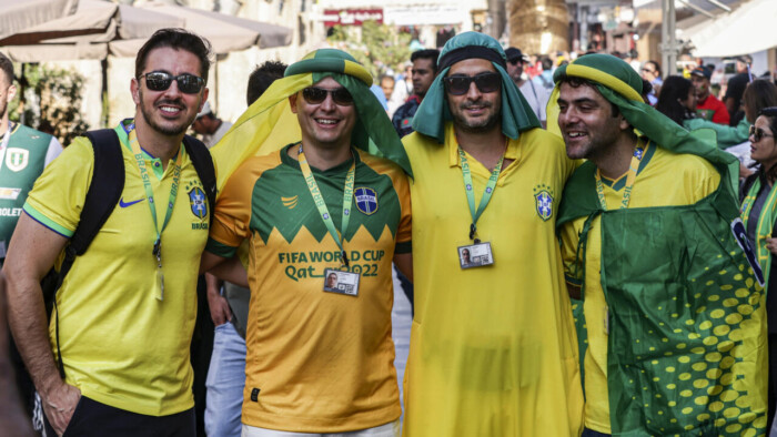 مشجعون أجانب ينغمسون في الثقافة العربية بمونديال قطر