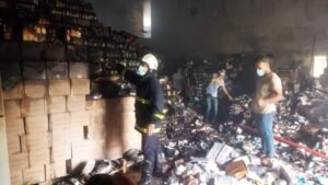 بالصورة.. مخازن الأدوية في مستشفى الشوملي ببابل تحترق بالكامل