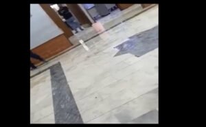 سقف مستشفى الزهاوي في بغداد يمطر على المراجعين