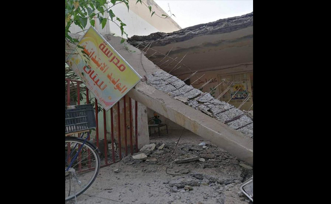 بالصورة: انهيار واجهة مبنى مدرسة الوليد في بعقوبة