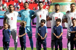 لاعبو المنتخب الإيراني يؤدون النشيد الوطني ويحققون نصرا قاتلا على ويلز