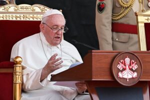 بابا الفاتيكان يدين من البحرين سباق التسلح ودفع العالم إلى “الهاوية”