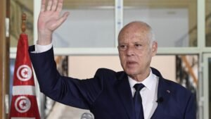 صنّاع الحدث.. قيس سعيد يفكك ديمقراطية الربيع العربي