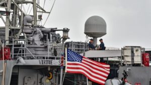 البحرية الأمريكية تعترض سفينة صيد تهرب ذخيرة في خليج عمان