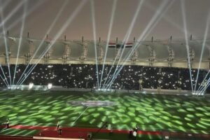 بالفيديو.. استمرار نصب مصابيح الإضاءة في ملعب الميناء استعدادا لخليج 25