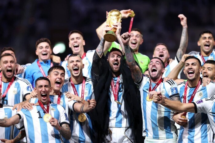 بالصور.. ميسي يرفع كأس العالم بالزي العربي