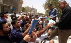 تكدس الموظفين والموازنة المستنزفة: دراما القطاع الحكومي في العراق