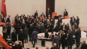 عراك تحت قبة البرلمان التركي يرسل نائبا إلى العناية المركزة