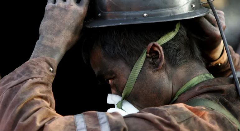 منجم ذهب ينهار على العمال في الصين: اشخاص عالقة تحت الأرض