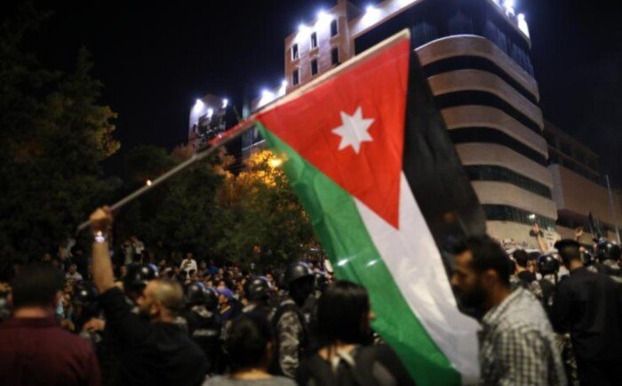 الاردن يوقف منصة تك توك بعد اتساع التظاهرات