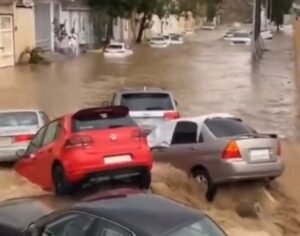 السيول تغرق عدة مناطق بالسعودية وتجرف عشرات السيارات
