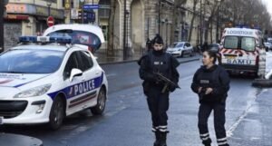 مسلح يقتل اثنين ويصيب أربعة وسط باريس