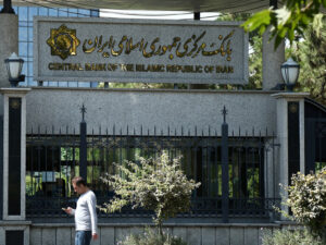 محافظ البنك المركزي الإيراني يستقيل بعد تقلبات شديدة بسعر الصرف