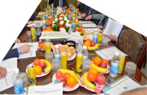 مكاتب وولائم مسؤولين بالعراق لاتنتمي للعصر.. بذخ وبيروقراطية وتضخيم للذات