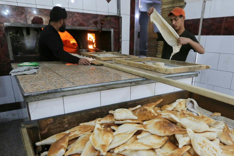 خبز  الصمون كنز وطني يرافق كلّ الأطباق العراقية