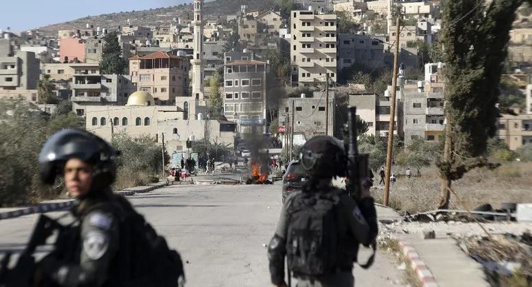 القوات الإسرائيلية تقتل معلما ومسلحا في الضفة الغربية