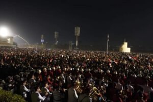 المنتخب العراقي يحتفل وسط جماهيره في بغداد بكأس خليجي 25