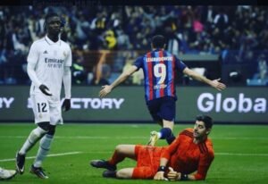 برشلونة يهزم الريال بثلاثية ويتوج بطلا لكأس السوبر الإسباني