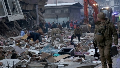 عدد قتلى الزلزال المدمر في تركيا وسوريا يتجاوز 5000