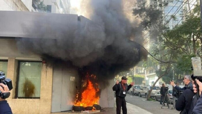 لبنانيون يحرقون المصارف احتجاجا على ارتفاع سعر الصرف