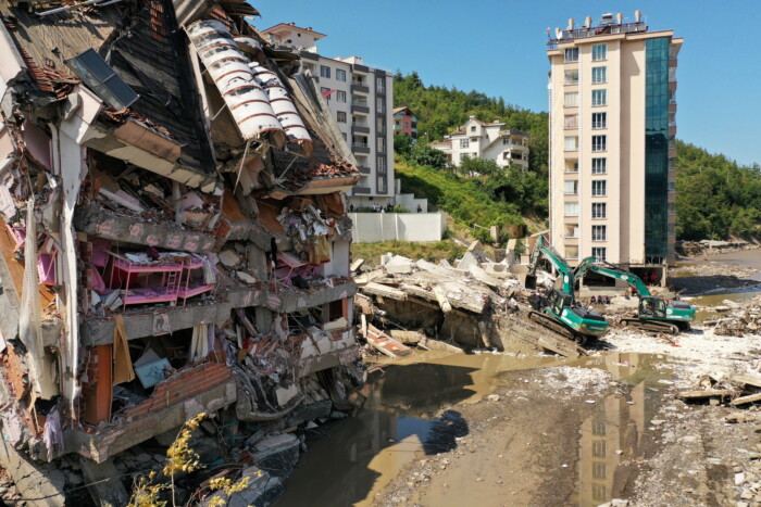 شاهد.. لقطات من استمرار انهيار الدور السكنية في تركيا