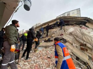 أكثر من 21700 ألف قتيل في زلزال تركيا وسوريا مع تراجع الأمل بالعثور على أحياء