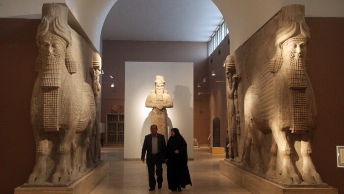 المتحف العراقي افتتح أبوابه الجمعة والزوار يتدافعون لالتقاط الصور أمام تأريخهم