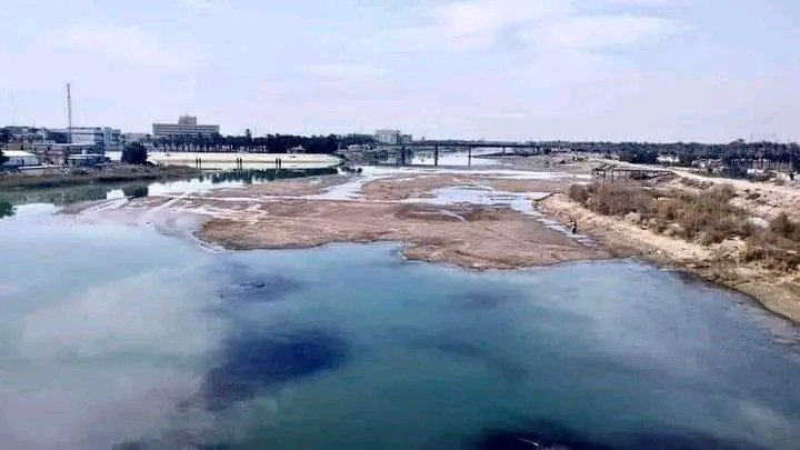 مشاهد جفاف الأنهر يصدم العراقيين والخزين المائي 8 مليارات متر مكعب فقط