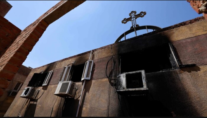 بالصورة.. مجهولون يحرقون بوابة كنيسة مار كوركيس في الدورة ببغداد