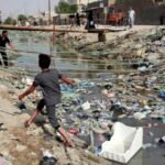 خمسمئة مصبّ في شرايين العراق… دجلة يحمل النفايات إلى صنابير البيوت