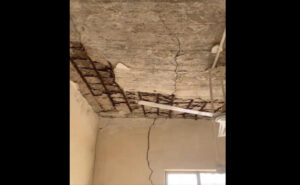 بالفيديو.. انهيار سقف مدرسة اثناء تواجد التلاميذ في ذي قار