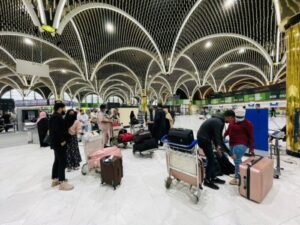 البيروقراطية والمعاملة الفوقية تصيب المواطن العراقي بالاحباط من مؤسسات الدولة لاسيما المطارات