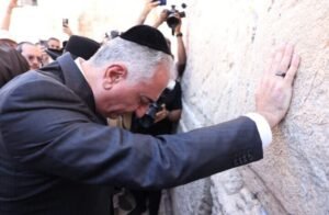 انتقادات واسعة لنجل شاه إيران المخلوع بسبب زيارته لإسرائيل