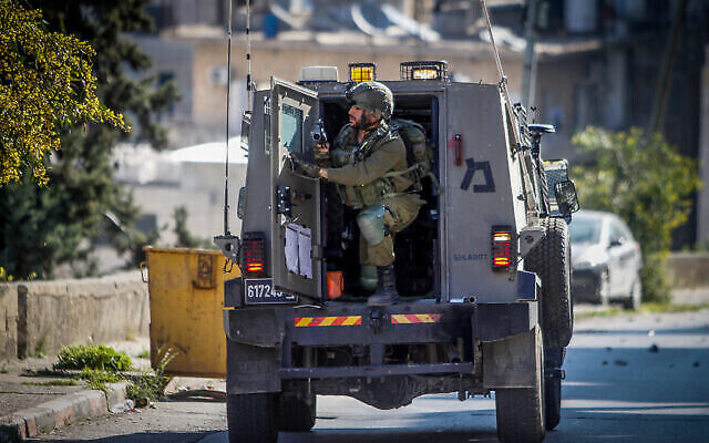 مقتل فلسطيني في مداهمة للجيش الإسرائيلي بالضفة الغربية