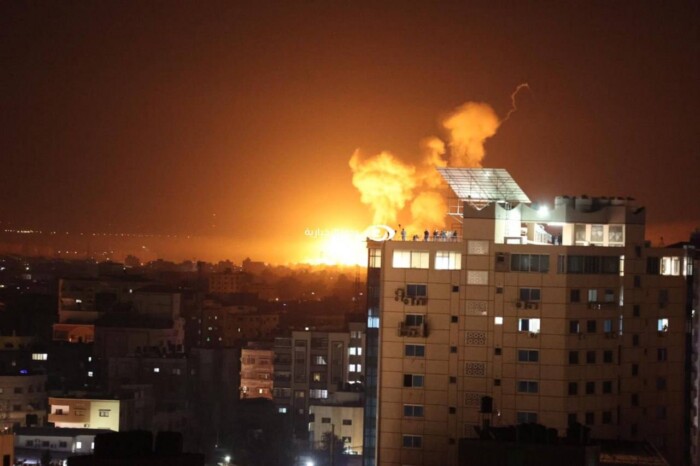 انفجارات وتحليق طائرات في غزة بعد تهديد نتنياهو بالرد على الصواريخ