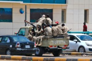 اشتباكات بين الجيش السوداني والدعم السريع بالخرطوم