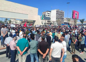 الموظفون في ساحة التحرير ببغداد للمطالبة بسلم رواتب جديد