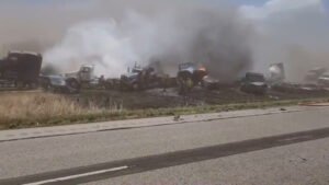 مقتل 6 أشخاص جراء تصادم نحو 100 سيارة في ولاية إيلينوي الأمريكية