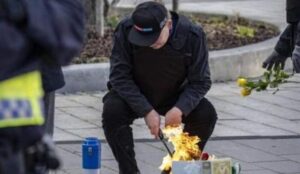 الدانمارك تقر قانونا يحظر حرق القران وأي “معاملة غير لائقة” للنصوص الدينية