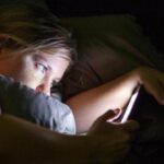 دراسة تكشف عن علاقة بين اضطرابات النوم واستخدام التواصل الاجتماعي