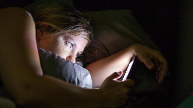 دراسة تكشف عن علاقة بين اضطرابات النوم واستخدام التواصل الاجتماعي