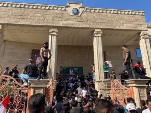 بالصورة: متظاهرون يقتحمون السفارة السويدية في بغداد (فيديو)
