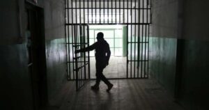 حقوق الانسان النيابية: غرف السجون بالعراق تحمل 4 أضعاف طاقتها الاستيعابية