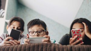 علماء يحذرون من تأثير الهواتف على مستويات ذكاء الأطفال