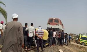 مقتل 6 إثر اصطدام قطار بتوك توك في شمال مصر