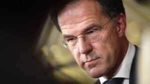 رئيس وزراء هولندا يقدم استقالة حكومته بسبب اللاجئين