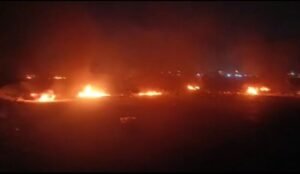 محتجون على تردي الكهرباء يقطعون الشوارع و يحرقون الاطارات في البصرة