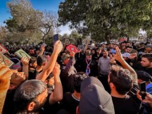 تظاهرة حاشدة امام حقل غرب القرنة في البصرة