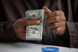 انخفاض بأسعار الدولار في بغداد