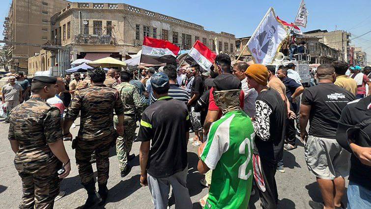 بالصور.. احتجاجات أمام مبنى البنك المركزي في بغداد جراء ارتفاع سعر الدولار